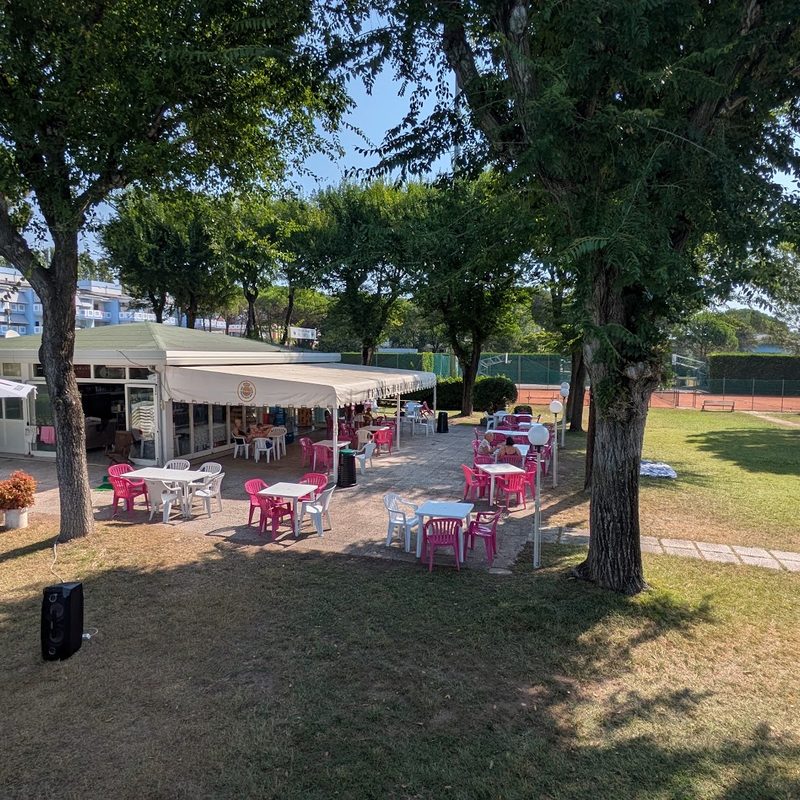 Il bar del Tennis Bar Olimpia con tavolini all'aperto