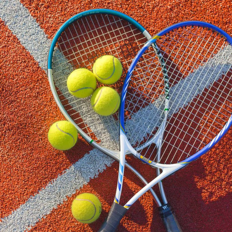 Racchette da tennis e palline disponibili a noleggio
